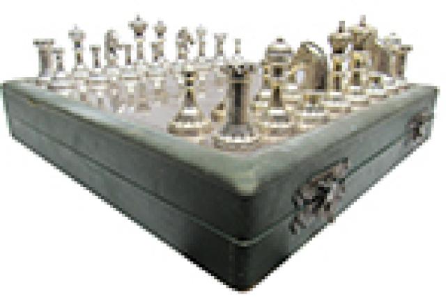 rei e rainha de prata no tabuleiro de xadrez 9023970 Foto de stock