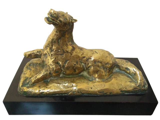 Domenico Calabrone escultura de bronze sobre base de madeira 19 x 25,5 x 10 cm “Cavalo atolado” ass. inferior direito t.011