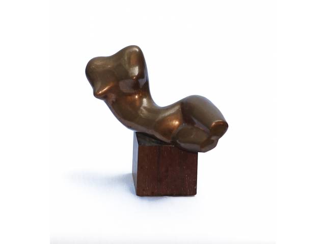 Sonia Ebling escultura em bronze 8 x 17 cm “Torso deitado” ass. 1978 Com certificado da Galeria Skultura de novembro de 1978