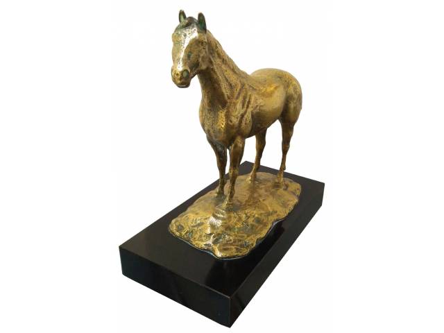 Domenico Calabrone escultura de bronze sobre base de madeira 27 x 24 x 13 cm “Cavalo” ass. inferior central PA1