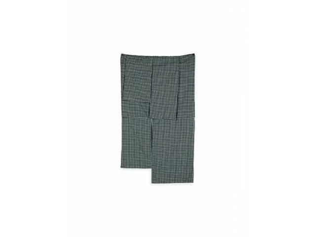 José Leonilson linha sobre tecido de algodão xadrez, 64 x 36 cm "Roupa de homem" circa 1992 - Participou das exposições: Leonilson 1993, Thomas Cohn Arte Contemporânea, Rio de Janeiro; Heranças contemporâneas, Museu de Arte Contemporânea da Universidade de São Paulo, 1997; Leonilson: o solitário inconformado, Museu de Arte Contemporânea de Americana, 2007; F[r]icciones – Versiones del Sur: cinco propuestas en torno al arte en América, Museo Nacional Centro de Arte Reina Sofía, Madri, 2000; A moda e Leonilson, Galeria do Hotel Lycra, São Paulo, 2003; Panorama da arte brasileira 2003: (desarrumado): 19 desarranjos; 20 Desarranxos: panorama da arte brasileira; 20 Desarreglos, Museu de Arte Moderna de São Paulo (2003, Paço Imperial, Rio de Janeiro; 2004, Museu de Arte Moderna Aloisio Magalhães, Recife; 2005, Museo de Arte Contemporánea de Vigo; 2008, Museo de Arte del Banco de la Republica, Bogotá); Encontros com o Modernismo: destaques do Stedelijk Museum Amsterdam, Estação Pinacoteca, São Paulo, 2004; 12th Istanbul Biennial – Untitled. Antrepo 3 & 5 (Meclis-i Mebusan Caddesi), Istambul, 2011; Leonilson: sob o peso dos meus amores, Fundação Iberê Camargo, Porto Alegre, 2012; Leonilson: truth, fiction, Estação Pinacoteca, São Paulo (2015, Centro Cultural Banco do Brasil, Belo Horizonte), 2014; 10ª Bienal do Mercosul: mensagem de uma Nova América, Museu de Arte do Rio Grande do Sul Ado Malagoli, Porto Alegre, 2015. Está registrada nas seguintes publicações: Leonilson: são tantas as verdades, São Paulo: Projeto Leonilson / Sesi, 1995; Novíssima arte brasileira: um guia de tendências, São Paulo: Iluminuras, 2001; Heranças contemporâneas, São Paulo: Museu de Arte Contemporânea da Universidade de São Paulo, 1997; Versiones del Sur: f[r]icciones, Madri: Museo Nacional Centro de Arte Reina Sofía, 2000; Panorama da arte brasileira 2003: (desarrumado): 19 desarranjos, São Paulo: Museu de Arte Moderna, 2003; 20 Desarranxos: panorama da arte brasileira, Vigo: Museo de Arte Contemporânea, 2005; Isimsiz (12.Istanbul Bienali), 2011 = Untitled (12th Istanbul Biennial), 2011, Istambul: Foundation for Culture and Arts, 2011; Leonilson: sob o peso dos meus amores, Porto Alegre: Fundação Iberê Camargo, 2012; Leonilson: truth, fiction, São Paulo: Pinacoteca do Estado / Cobogó, 2014, CCBB, 2015.