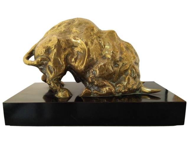 Domenico Calabrone escultura de bronze sobre base de madeira 20 x 30 x 14 cm “Touro” ass. inferior direito t.037