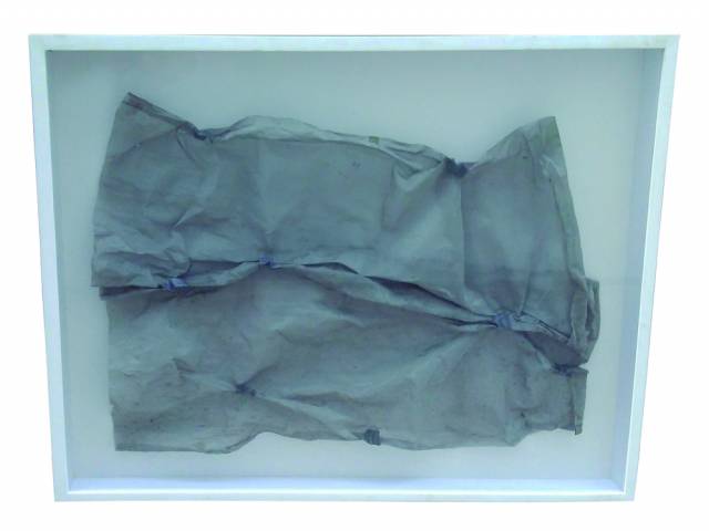 Carlos Fajardo malha de aço e chumbo 83,5 x 108,5 x 8 cm “Sem Título” 2005 Com cachê da Galeria Raquel Arnaud