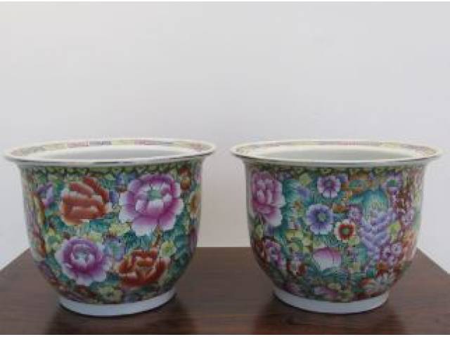 Par de cachepot em porcelana chinesa, decoração policromada com motivos florais, borda decorada com motivos gregos, H = 20 cm e D = 28 cm cada