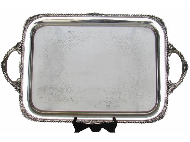 Bandeja retang. metal espessurado à prata “EP on Copper” made in Sheffield, fundo lavrado composições de arabescos, flores e volutas, borda e alças trabalhadas. 70 x 42 cm - Inglaterra, séc. XX