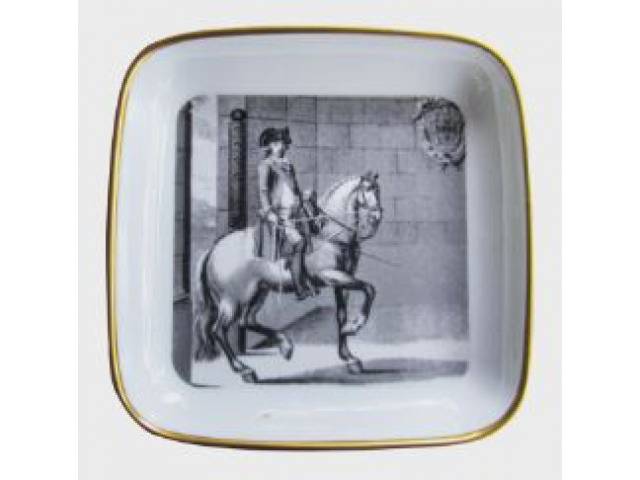 Oficina Real - Prato em porcelana quadrado da série "Alta Escola Equestre" modelo "D. João" 11 x 11 cm com inscrição no verso - Portugal