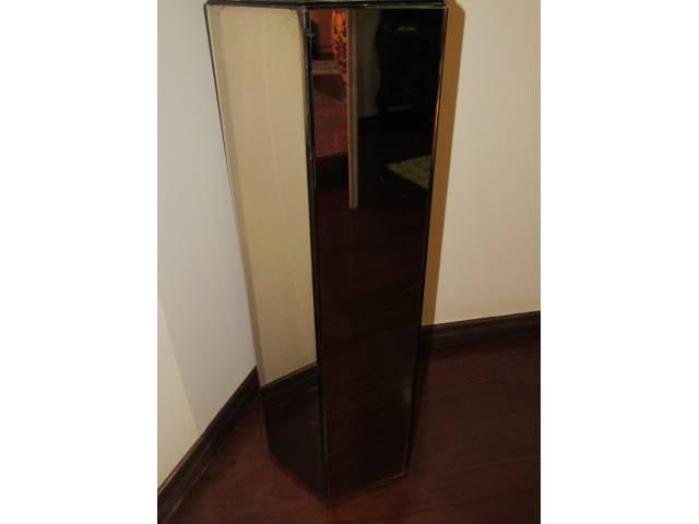 Coluna sextavada espelhada, H = 90 cm e D = 30 cm (objeto meramente ilustrativo)