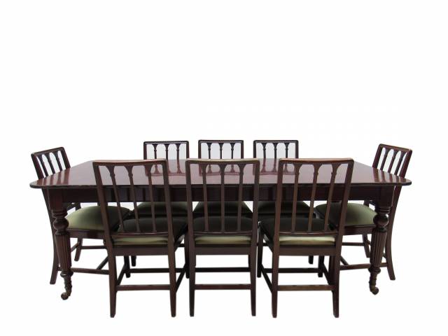 Mesa para jantar Mogno (2,13 x 0,97 x 0,75 cm), estilo Vitoriano, pés canelados e rodízios de rodas. Oito cadeiras com assento de seda.
