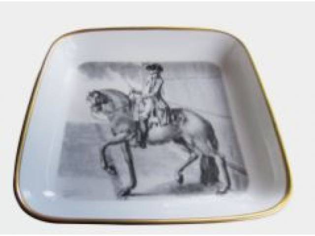 Oficina Real - Prato em porcelana quadrado da série "Alta Escola Equestre" modelo "Cavaleiro" 11 x 11 cm com inscrição no verso - Portugal