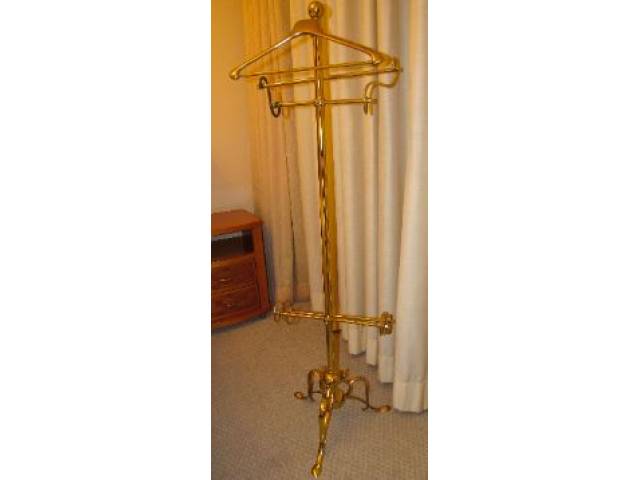Mancebo em metal dourado com cabideiro e calceiro, suporte para sapato e pés torneados. H = 136 cm