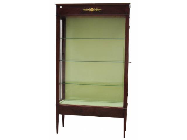 Vitrine Império em mogno, det. em bronze, vidros bisotados, forro interno tecido verde, três prat. vidro, portas laterais e iluminação. 0,90 x 0,30 x 1,60 cm. - França, séc. XIX