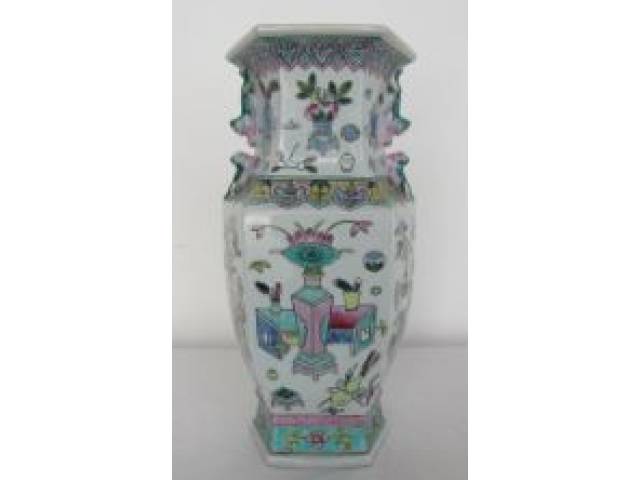 Potiche sextavado em porcelana chinesa, apresentando decoração em tons pastéis 40 x 16 x 20 cm