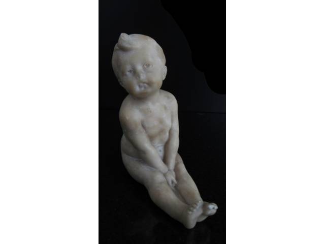 Fritz Kochendörfer (1871-1942) Figura ingênua em mármore representando criança sentada, Na base, apresenta medalha encrustada "Original Hofkunstanstalt-Medaille F. Kunst. Munchen 1881". 15 x 12 x 5,5 cm. - Alemanha, séc. XIX