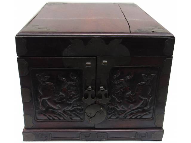 Porta-joias de navio, mad. com feixes laterais e alças em bronze decor. com dragões frontais, espelho e cinco gavetas internas. 0,24 x 0,305 x 0,18 cm – China, séc. XIX