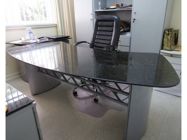 Mesa de Escritório com tampo curvado em Granito Ubatuba e pés em metal curvado na cor cinza, 70 x 200 x 80 cm. Ótima conservação