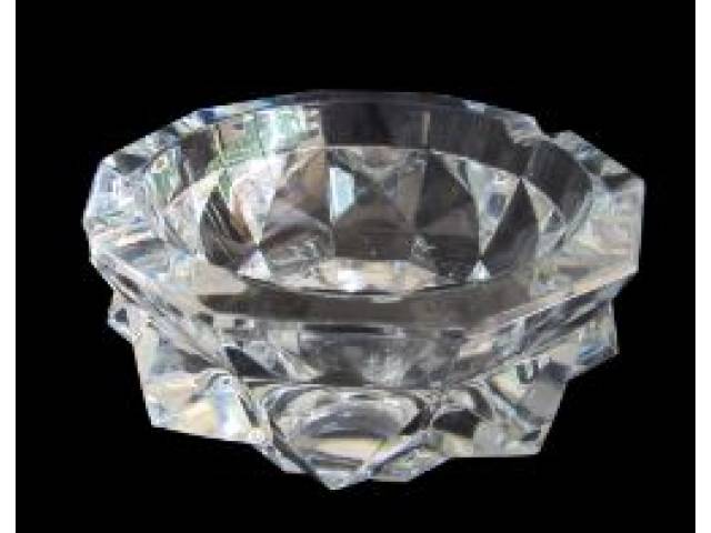 Baccarat - Cinzeiro em cristal finamente facetado, selado na base, H = 8 cm e D = 14 cm. Em perfeito estado