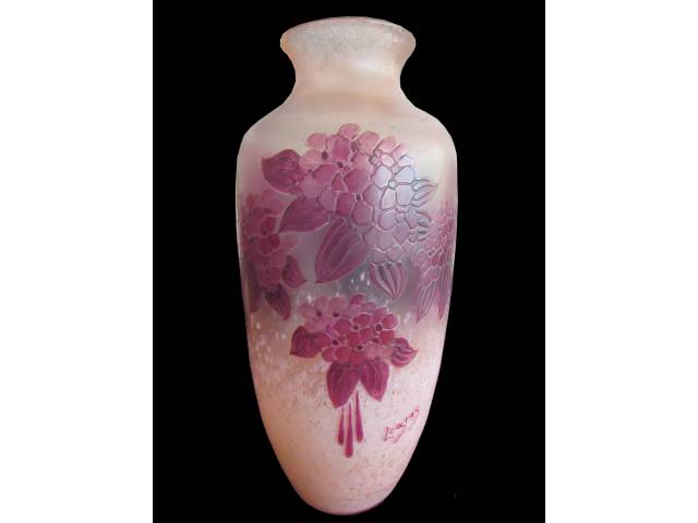 Legras, Auguste - Vaso de vidro artístico de Legras, bojo decorado com flores em tons de lilás em alto-relevo, sobre fundo em degrade opalescente ass. no corpo, H = 40 cm