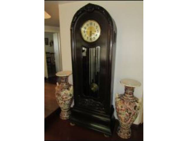 Relógio carrilhão em madeira de lei finamente trabalhada, mostrador ornamentado com circulo central em vermeil, 2 músicas alternadas, Westminster e Saint Michel em perfeito estado e revisado, 210 x 70 x 30 cm - Início Séc. XX
