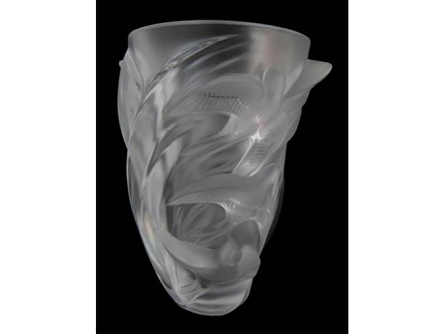 Floreiro cristal Lalique “Martinets” lapidado e jateado figura de pássaros. 24 x 18 cm. - França, séc. XX (1980)
