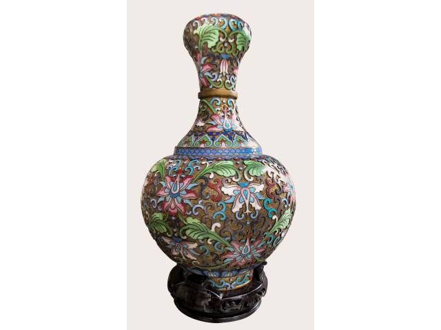 Floreiro boca bojuda em Cloisonné, fina ornamentação floral em alto-relevo e tons vibrantes, base de bois-de-fer H = 30 cm e D = 15 cm