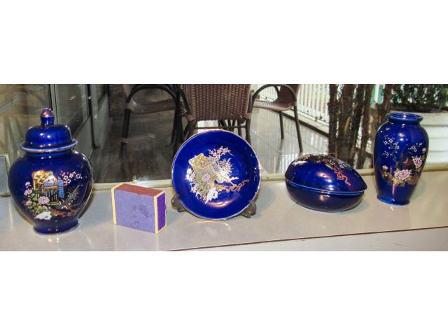 Quatro bibelôs em porcelana japonesa, finamente ornamentados na cor azul cobalto H = 10 cm cada