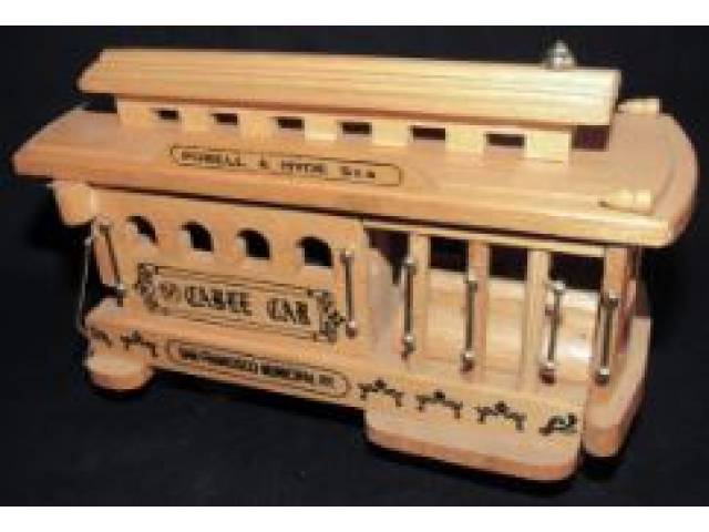 Caixinha de musica em madeira, forma de vagão de trem "São Francisco", 9 x 6,5 x 18 cm