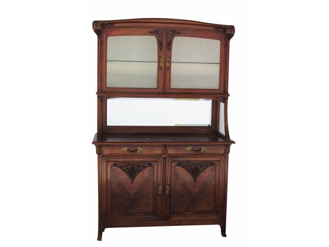 Louis Chambry Art Nouveau by “Louis Chambry”, guarda-louça 3 andares: Vitrine: duas portas decor. cachos de uva, vidro bisotê. Centro vazado espelhado bisotado. Buffet, duas portas decor. parreiras, gavetas, puxadores formato de folhas em bronze. 2,10 x 1,37 x 0,55 cm. – França, séc. XIX/XX