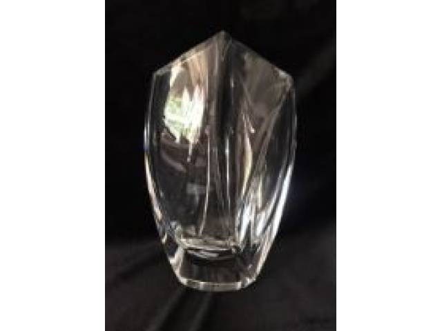 Baccarat - Floreiro em cristal série "Giverny" finamente facetado do design Robert Rigot selado e ass. na base, H = 20 cm - França