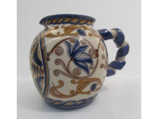 Linda jarra em faiança ao estilo português, trabalho artesanal em alto relevo na alça com reserva central de pássaro H = 26 cm