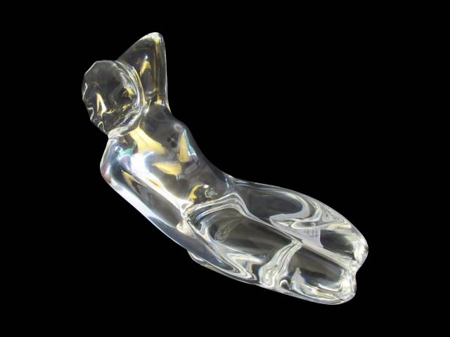 Baccarat - Magnífica figura feminina em cristal, posição de descanso assinada pelo artista Robert Rigot no corpo e selada na base, 10 x 15 cm. Em perfeito estado