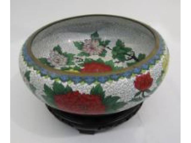 Centro de mesa em Cloisonné, bronze e esmalte com predominância branco decorado com motivos florais coloridos e base em bois-de-fer D = 29 cm