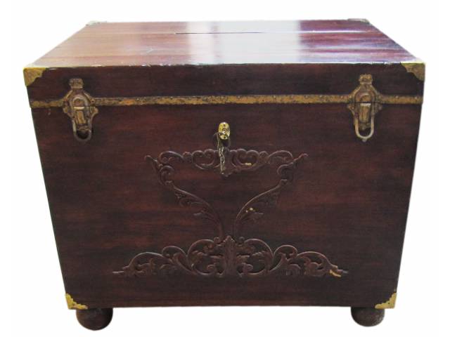 Baú em madeira ornamentado, fechadura, presilhas e cantoneiras em metal, pés no formato de bolas e alças de corda. 62 x 76 x 64 cm - Europa, séc. XX