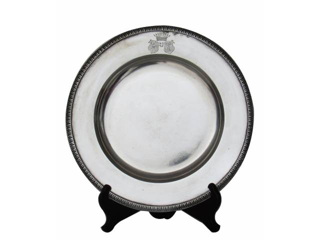 Sousplat “Otto Schneider” prata 800, brasões e coroa, borda repuxada e cinzelada. d = 27 cm - Alemanha, XIX/XX