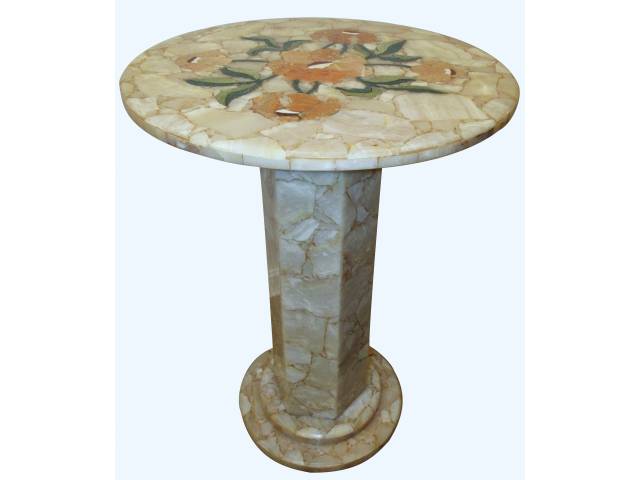 Graciosa mesa auxiliar, base redonda e corpo sextavado, construída a partir de mosaicos de mármore, formando flores no tampo, revestida em resina, H = 70 e D = 50 cm