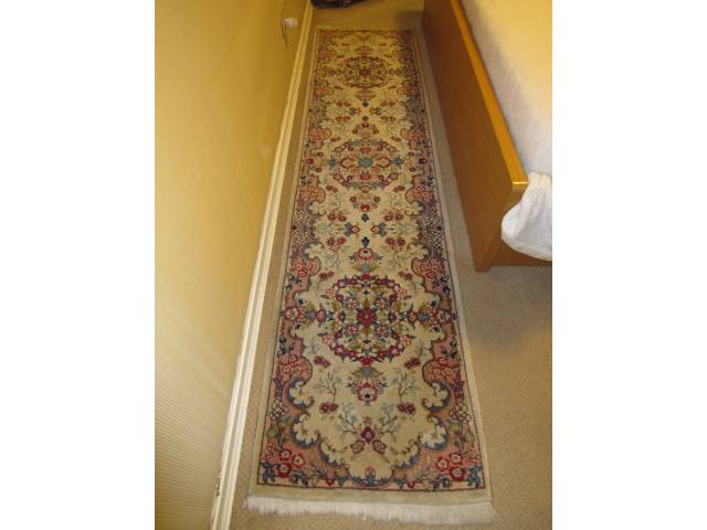 Par de passadeiras Tabriz Mahi Persas com decoração floral e variações infinitas de tonalidades, 3 medalhões ornando todo o comprimento das peças 2,45 x 0,60 = 1,47 m²