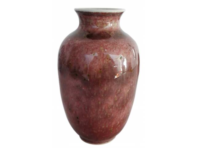 Pequeno floreiro porc. esmaltada decor. ao estilo das peças período Tang posterior, h = 12 cm. China, marcações para dinastia Qing, reinado T’ung-chih (1862 - 1874).