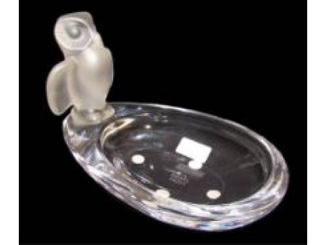 Sèvres - Petisqueira ovalada em cristal com pequena figura de coruja jateada na borda 13 x 17 x 10 cm - França. Em perfeito estado