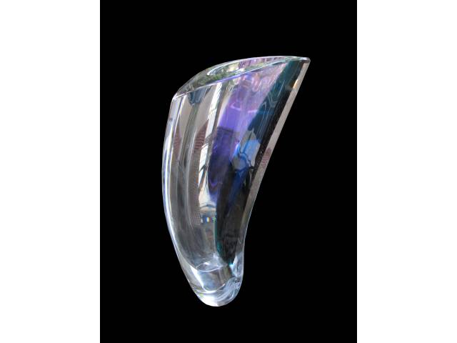 Kosta Boda - Art Glass, floreiro série “ARIA”, translucido com aplicações em tonalidades degrade de lilás, design Goran Warff assinado e numerado na base H = 30 cm. Em perfeito estado- peça de coleção