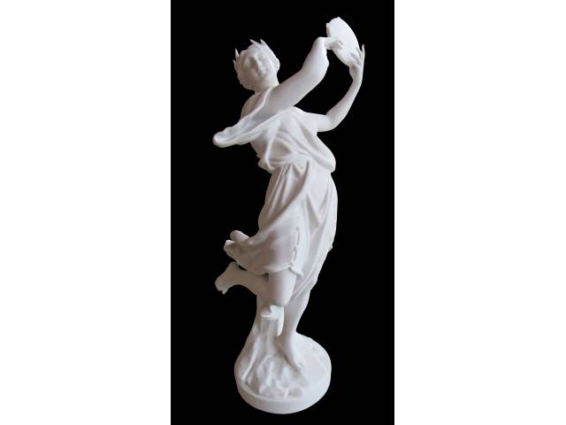 Vista Alegre - Primorosa escultura em porcelana biscuit representando figura mitológica de Musa da Dança "Terpsícore" onde cada detalhe foi minuciosamente esculpido, enaltecendo a beleza da peça. Em perfeito estado, peça de coleção. H = 30 cm, contrastado na base - Portugal