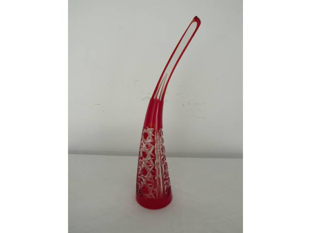 Cornucópia em cristal vermelho rubi "Chifre da Abundância" finamente lapidada H = 34 cm e D = 8 cm - Checoslováquia, Anos 70