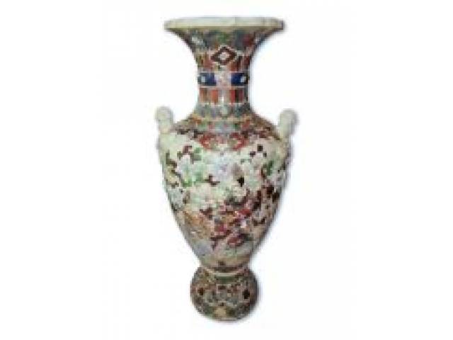 Satsuma - Floreiro em porcelana com corpo bojudo ricamente ornamentado com figuras de Nobres e Gueixas, vegetação em alto-relevo, alças em forma de pássaros nas laterais, timbrada na base. Peça em perfeito estado de conservação H = 100 cm e D = 30 cm