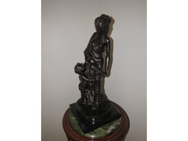 Escultura em bronze sobre base de mármore nero "Mãe com criança e Jarro" peça não assinada, H = 56 cm e D = 25 cm