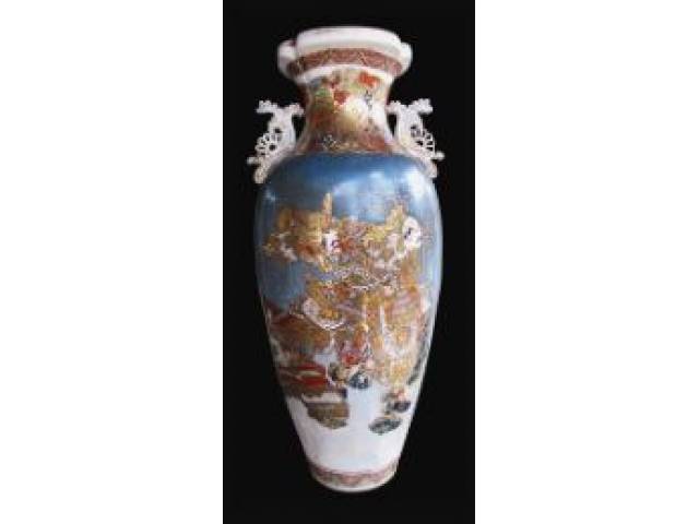 Satsuma - Grande ânfora em porcelana com figuras de guerreiros, suas armaduras e espadas, ricamente ornamentada em alto-relevo dourado e alças trabalhadas, assinada na base H = 58 cm e D = 23 cm. Em perfeito estado, peça de coleção.
