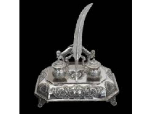 Tinteiro de mesa em prata de lei 833 finamente ornamentado com decoração de flores e conchas, com caneta pena e dois reservatórios para tinta, inscrição "SP145" na base 27 x 27 x 20 cm 1,595 Kg