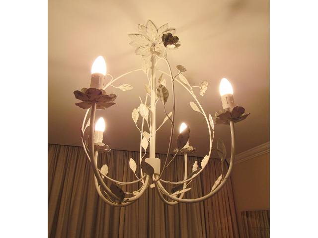 Lustre finamente ornamentado com folhas sobre seus braços ligeiramente curvos, em metal branco e 4 lâmpadas, H = 60 cm e D = 50 cm