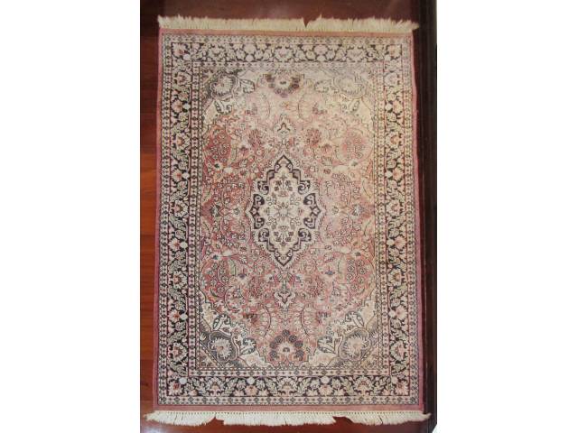 Tapete Kashmir Persa em seda com medalhão central 1,90 x 1,23 = 2,34 m²