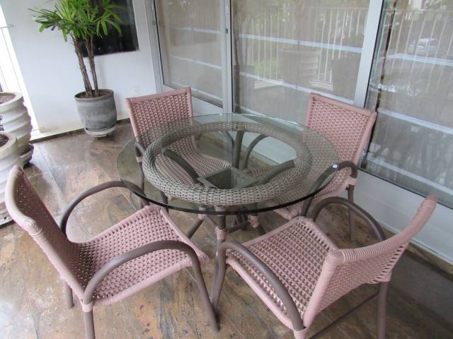 Conjunto de mesa e cadeiras (4) trama Maully com tampo redondo de vidro, H = 75 cm e D = 100 cm