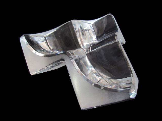 Daum Três formas - Escultura/Petisqueira em cristal vintage na forma de três cubos, faces jateadas e assinada na base, D = 20 cm - França. Em perfeito estado