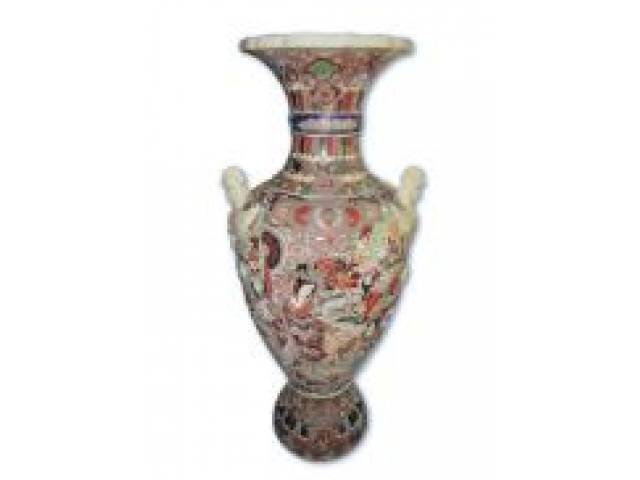 Satsuma - Floreiro em porcelana com corpo bojudo ricamente ornamentado com figuras de Nobres e Gueixas, vegetação em alto-relevo, alças em forma de pássaros nas laterais, timbrada na base. Peça em perfeito estado de conservação H = 100 cm e D = 30 cm