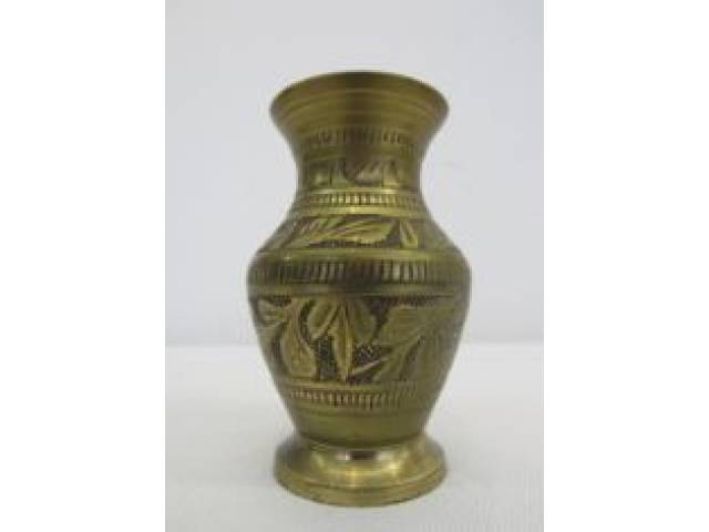 Pequeno floreiro bojudo em metal dourado ricamente ornamentado com folhas H = 10 cm e D = 6,5 cm